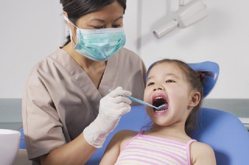 Khi nhận thấy các dấu hiệu sún răng bố mẹ nên cho bé đi gặp nha sĩ