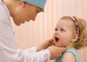 Bé bị viêm nha chu nguy hiểm thế nào? Phải điều trị ra sao?