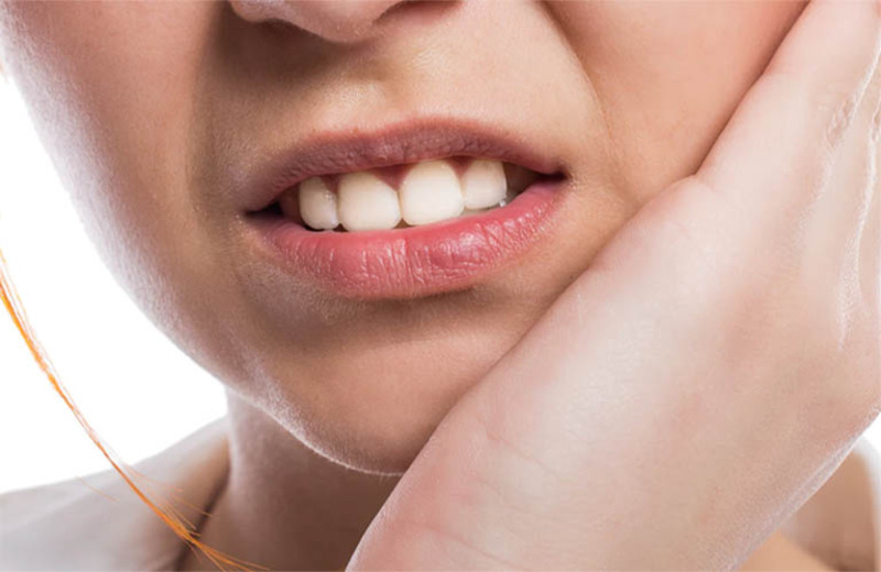 Người bệnh thường có cảm giác bị đau buốt răng kéo dài 