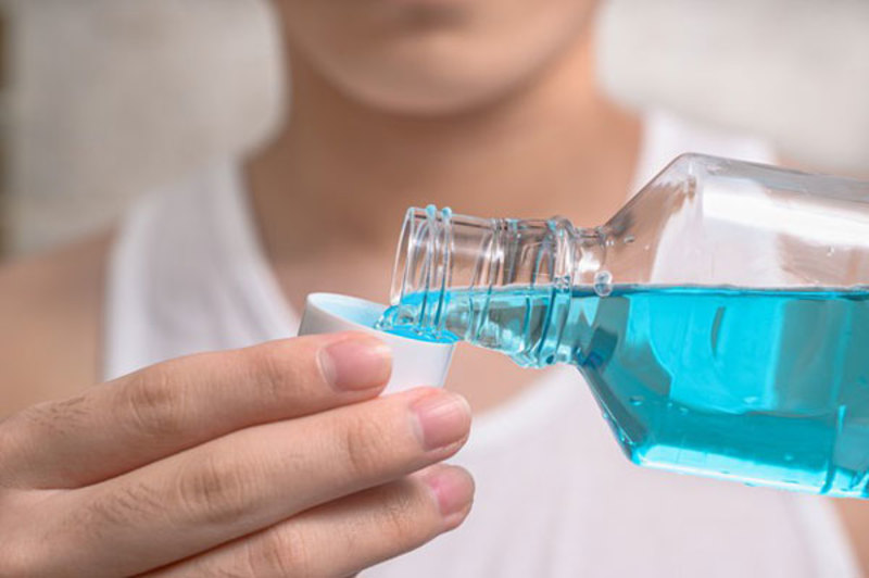 Lạm dụng sử dụng nước súc miệng sẽ khiến răng bị ê buốt