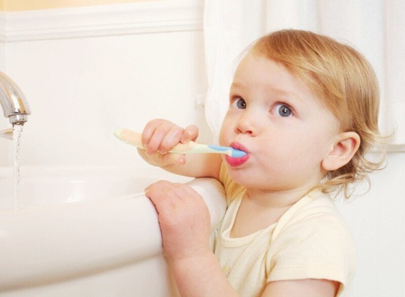 Cha mẹ nên hướng dẫn bé vệ sinh răng miệng sạch sẽ