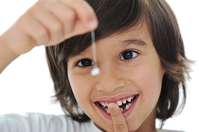 Cha mẹ nên nói chuyện với bé giúp cho con bớt sợ mỗi khi nhổ răng