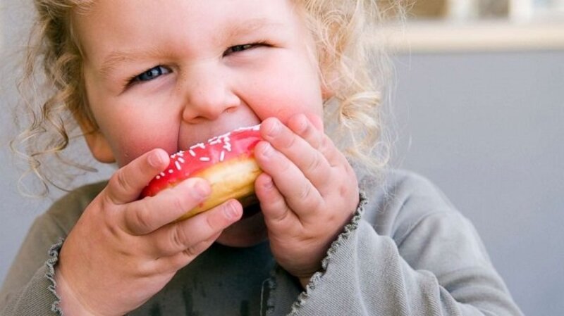 Phần lớn trường hợp các bé bị sún răng đều là do lạm dụng việc ăn quá nhiều đồ ngọt