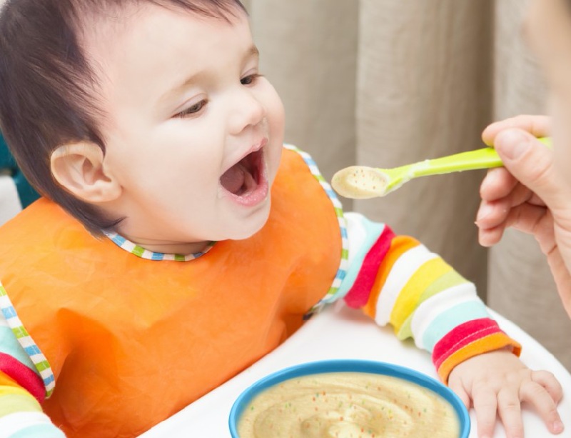 Dinh dưỡng cũng là yếu tố quan trọng ảnh hưởng đến quá trình mọc răng của trẻ