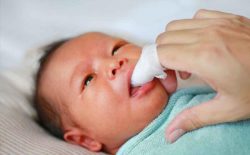 Tưa lưỡi ở trẻ sơ sinh, nguyên nhân, dấu hiệu nhận biết và giải pháp điều trị