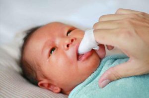 Tưa lưỡi ở trẻ sơ sinh, nguyên nhân, dấu hiệu nhận biết và giải pháp điều trị