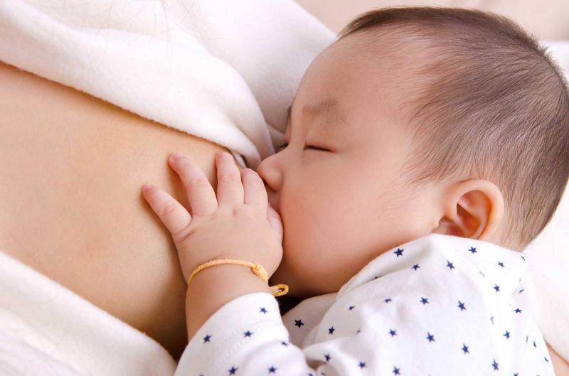 Nên cho trẻ bú sữa mẹ trong những tháng đầu đời để bổ sung canxi và dưỡng chất tốt cho xương và răng