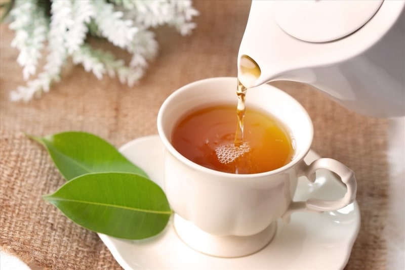 Trà xanh và trà đen có chứa polyphenols, chất này có tác dụng chống viêm và tiêu diệt vi khuẩn gây hại