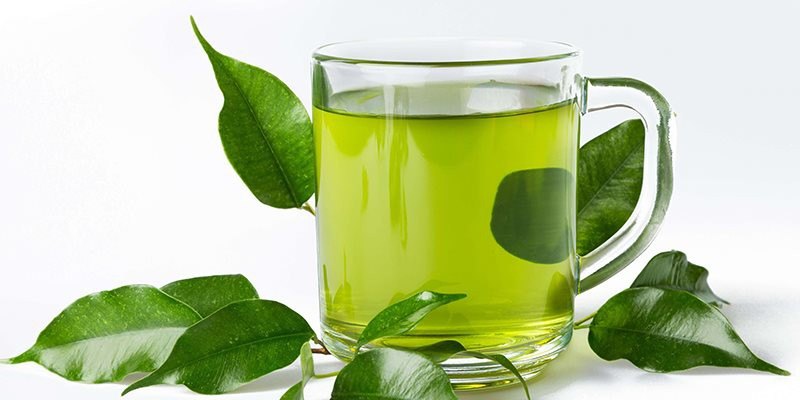 Dùng mẹo súc miệng bằng nước trà xanh giúp làm giảm đau nhức hiệu quả