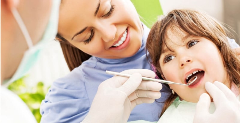 Cha mẹ nên lựa chọn cơ sở nha khoa điều trị răng miệng uy tín cho bé