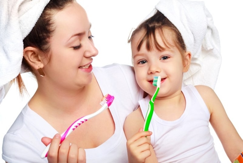 Quý phụ huynh nên dành nhiều thời gian hướng dẫn con cách chăm sóc răng miệng