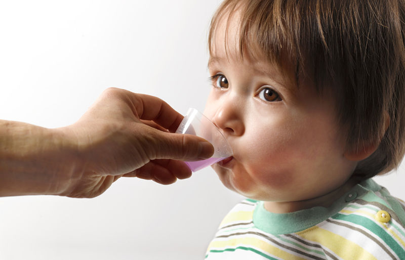 Bố mẹ có thể cho trẻ uống canxi, vitamin D để kích thích mọc răng