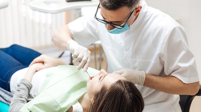 Khi bị áp xe răng, bạn cần đến bệnh viện để thăm khám và điều trị đúng hướng