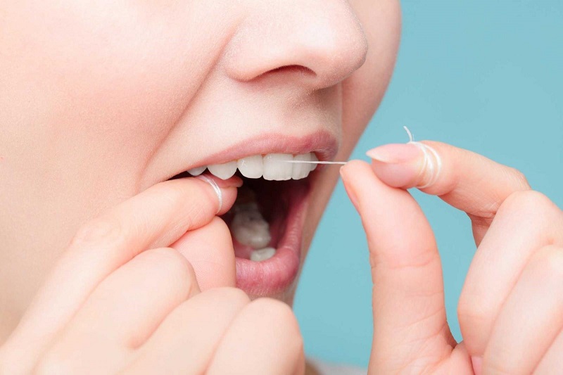 Bạn nên dùng chỉ nha khoa mỗi ngày để bảo vệ sức khỏe răng miệng