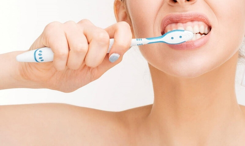 Vệ sinh răng miệng sạch sẽ để phòng ngừa nguy cơ viêm lợi trùm