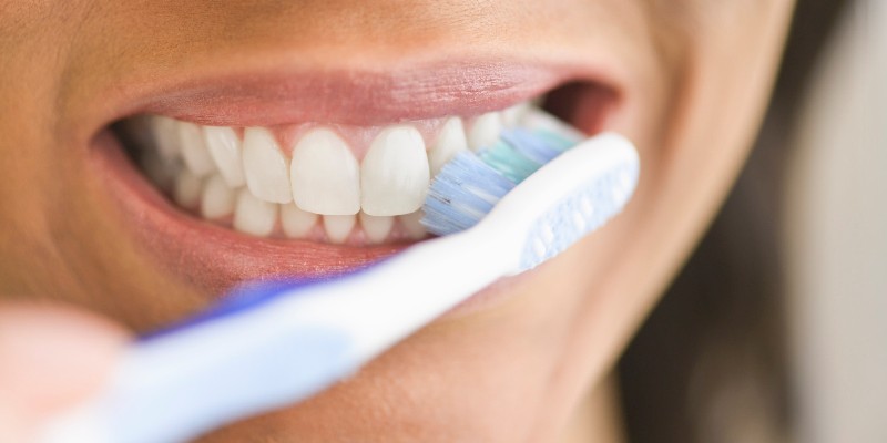 Thường xuyên đánh răng để bảo vệ răng miệng