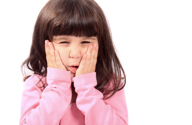 Trẻ bị viêm chân răng thường cảm thấy đau nhức kéo dài