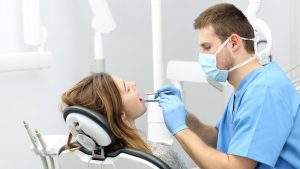 Trồng răng sứ có đau không, cách giảm đau đơn giản tại nhà