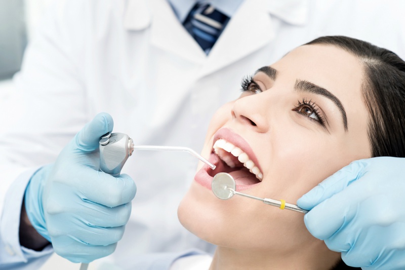 Trồng răng sứ giá bao nhiêu 1 chiếc phụ thuộc vào nhiều yếu tố khác nhau
