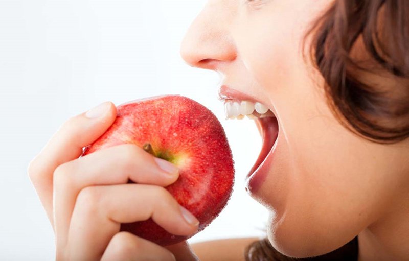 Nên ăn các loại hoa quả có chứa axit malic như dâu tây, táo,...