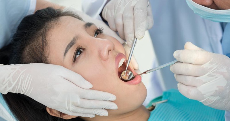 Bác sĩ tiến hành kiểm tra tổng quát tình trạng răng miệng