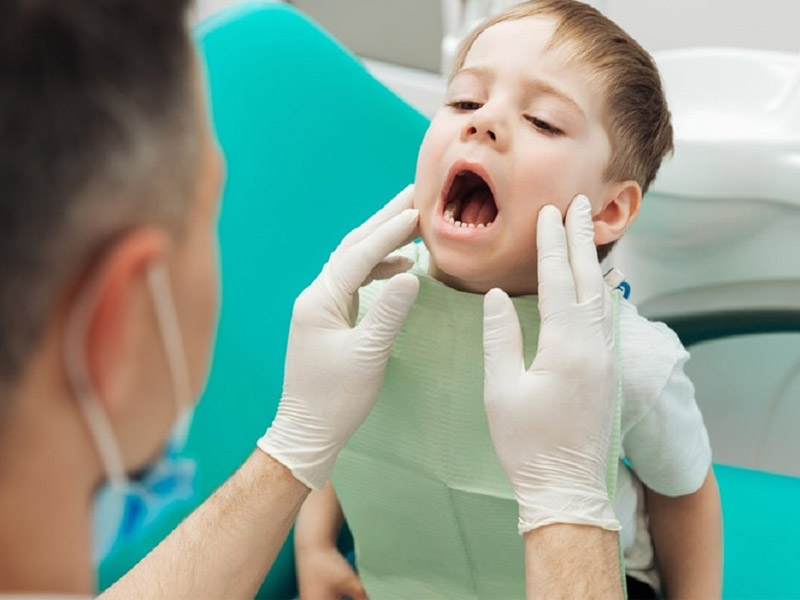 Khách hàng đến thăm khám và điều trị răng miệng tại Nha khoa Lê Thành Tâm